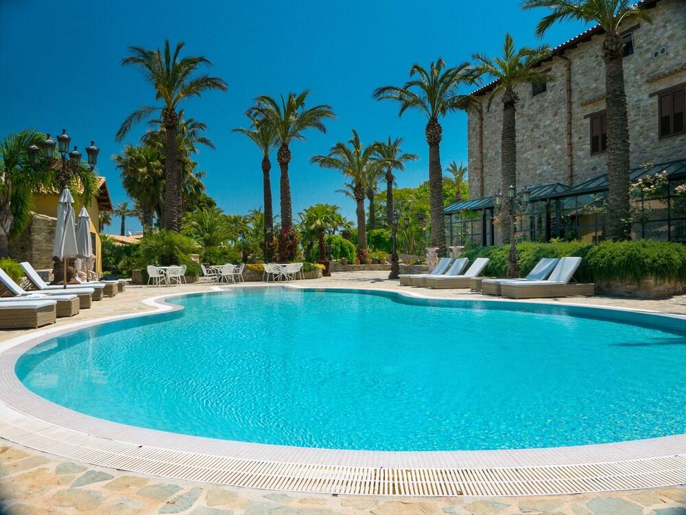 Pet Friendly Luxury Villa/ Private Heated Pool / Private Garden