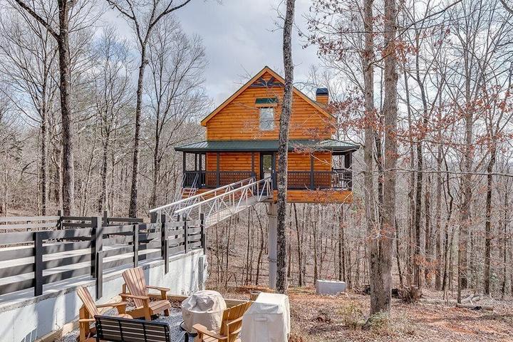Pet Friendly Sky's the Limit Treehouse Cabin