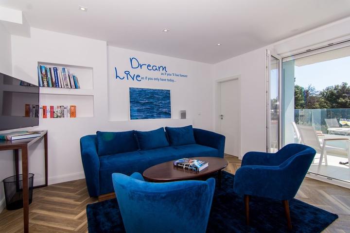 Pet Friendly Apartment Deep Blue with Pool