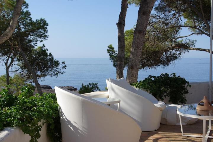 Pet Friendly Villa with Garden & Terraces at the Water's Edge
