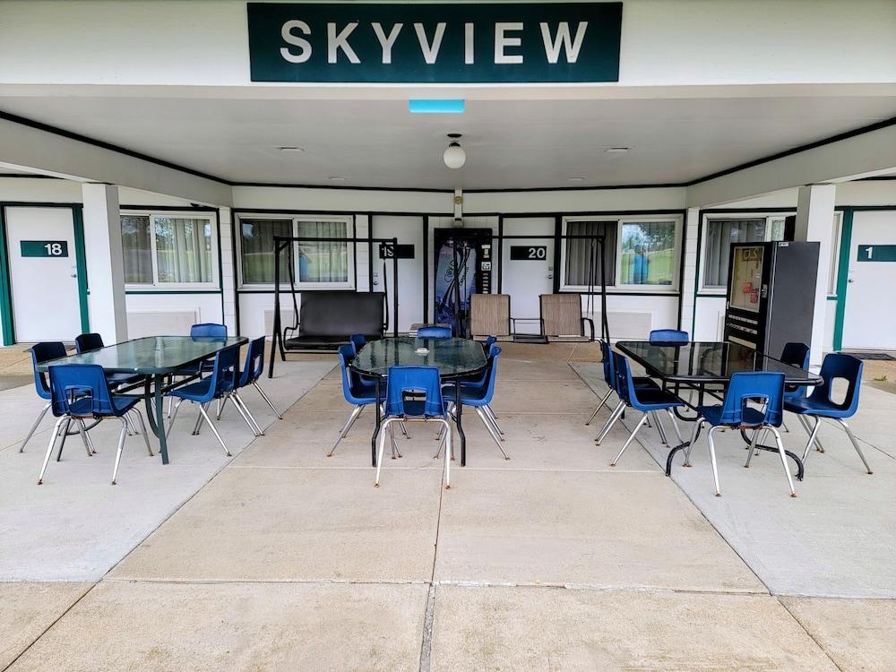 Pet Friendly Skyview Motel - Prairie du Sac