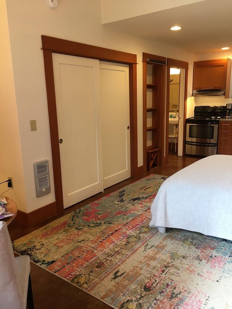 Alberta Arts Urban Hub Pet Policy