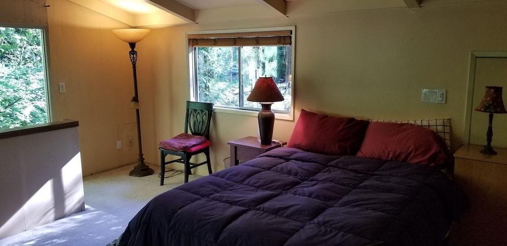 Pet Friendly Seattle Lake Forest Lodge