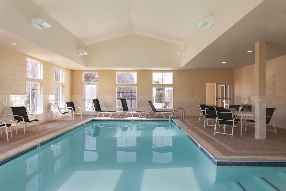 Pet Friendly Hampton Inn & Suites Mystic