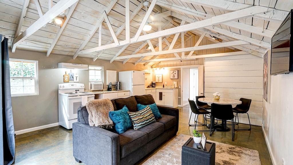 Charming Cottage Near Downtown Santa Rosa Pet Policy