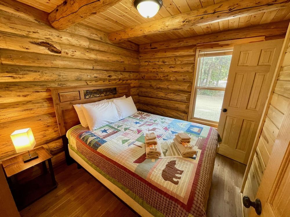 Pet Friendly Secluded Creekside Cabins