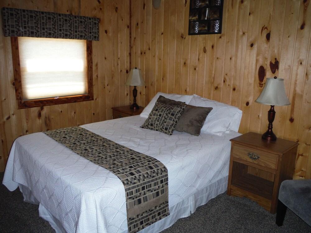 Pet Friendly Spacious Log Home in Whitewood
