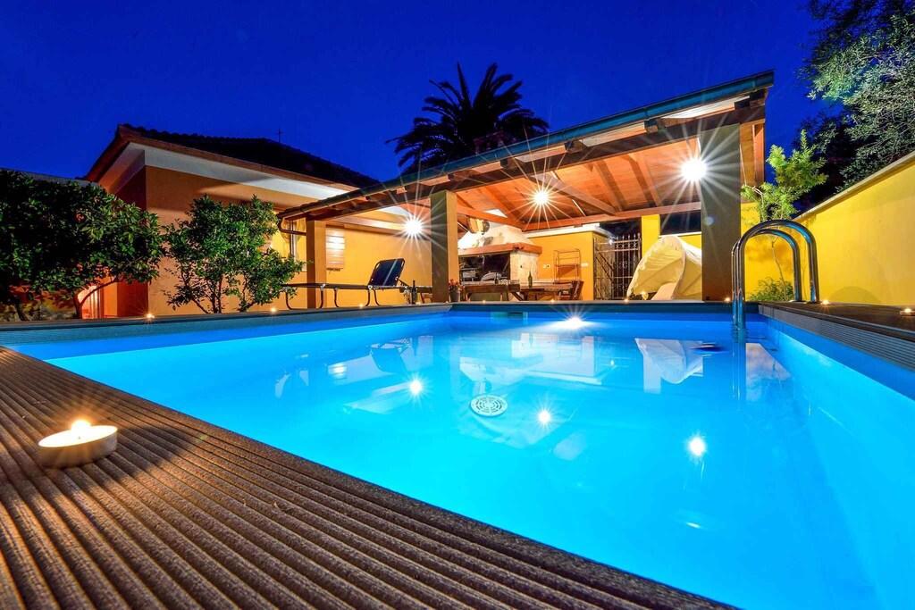 Pet Friendly Holiday Home with Pool & Air Conditioning