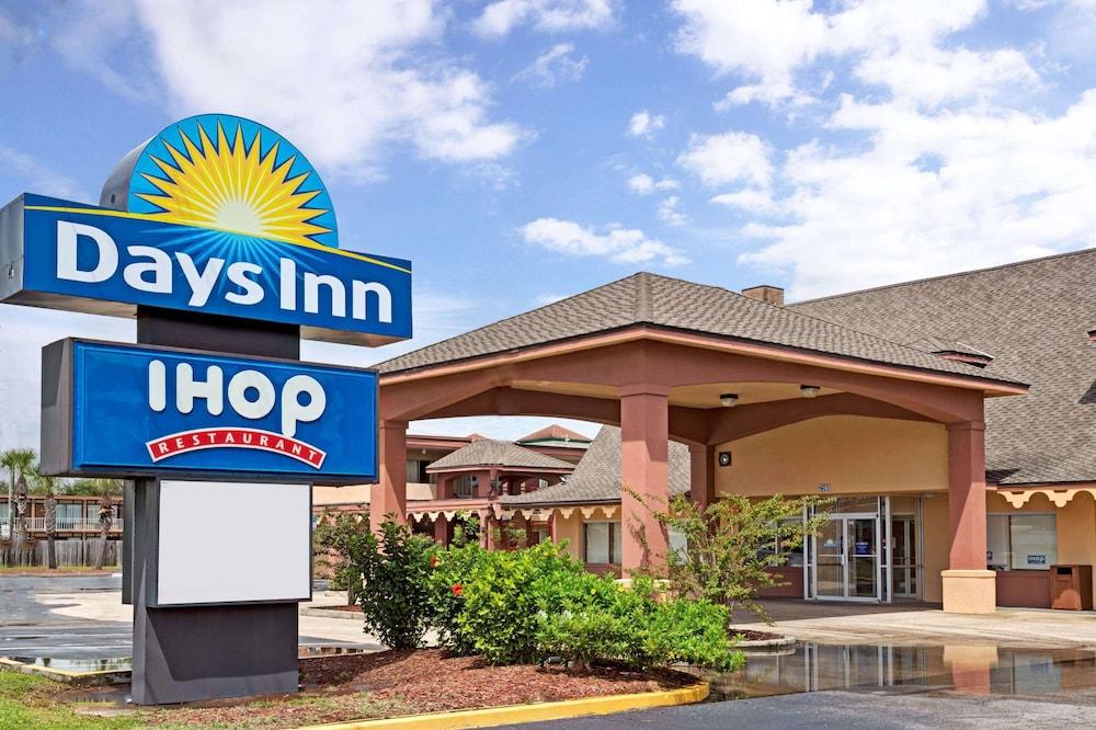 Housekeeping staff cleaning towels at Days Inn in Port Charlotte