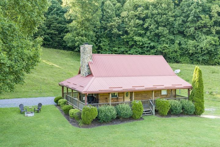 Pet Friendly Rustic Cabin With a View on 100 Acre Farm