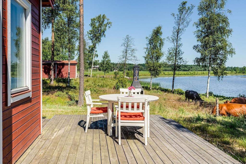 Pet Friendly Holiday House with a View of Lake Hängasjön