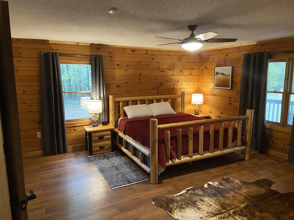 Pet Friendly Cozy Log Cabin with Plenty of Space