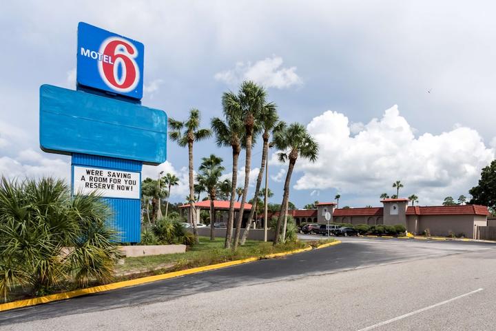 Pet Friendly Motel 6 Spring Hill FL - Weeki Wachee