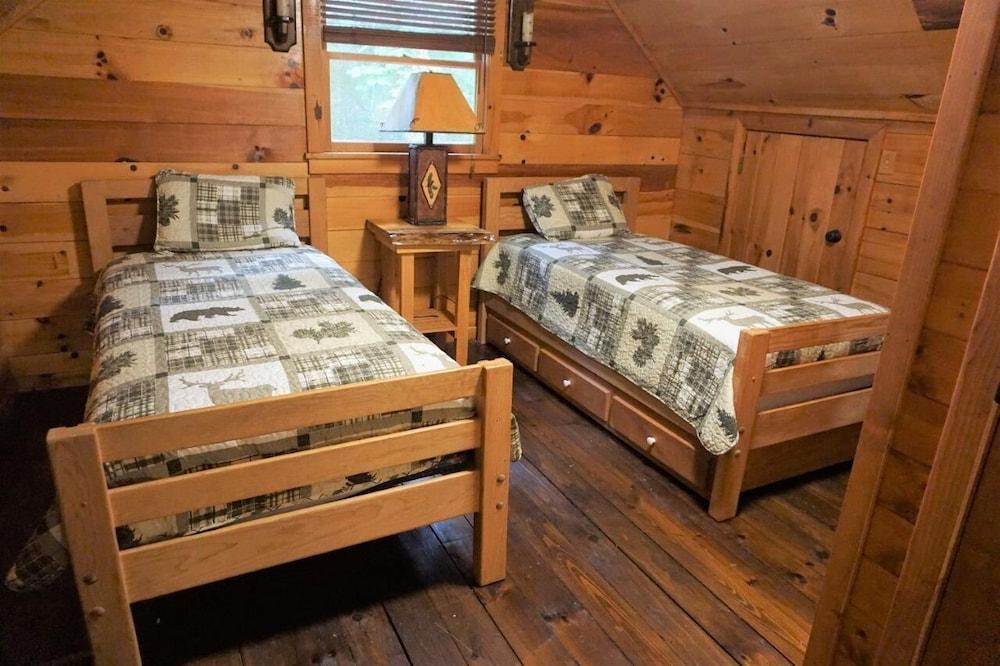 Laurel Lodge Cozy 2BR Cabin Pet Policy