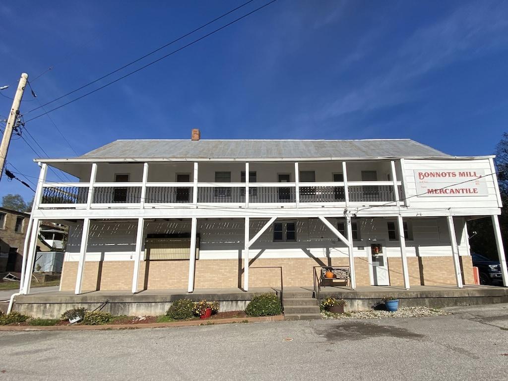 Townhome Near Osage River in Historic Bonnots Mill Pet Policy