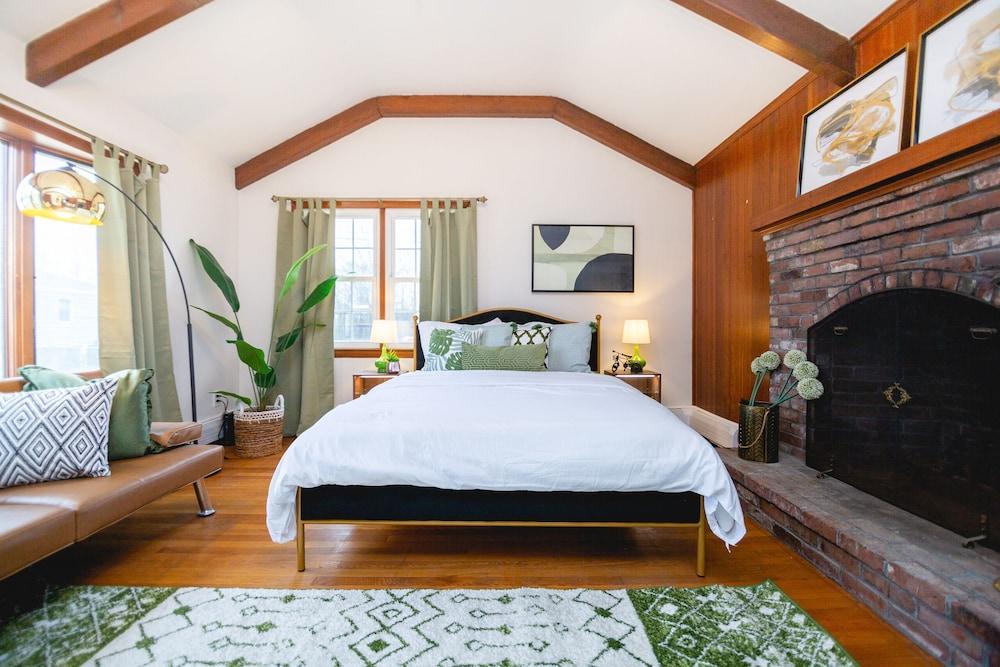 Designer Space Minutes to Downtown Salem Pet Policy