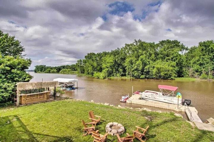 Pet Friendly Private Waterfront Mississippi River Home