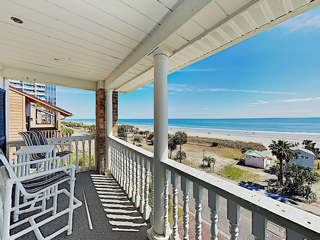 Drayton House Beach Getaway with Pool Pet Policy