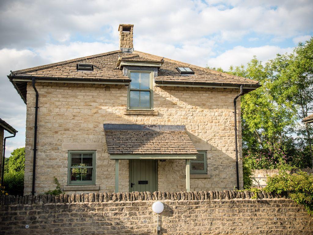 Pet Friendly Cosy Family Cottage on Cotswold Nature Reserve