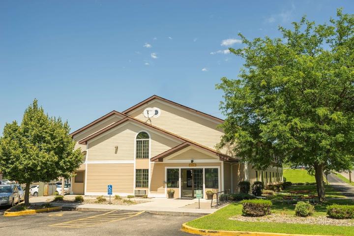 Pet Friendly Super 8 by Wyndham Red Wing