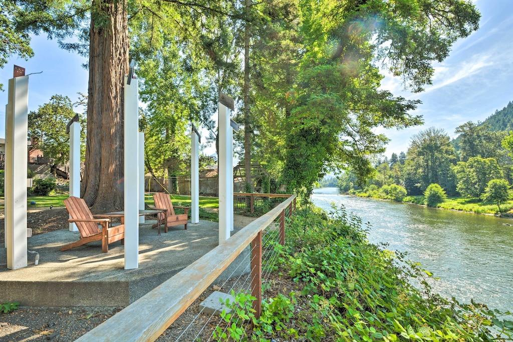 Beautiful Grants Pass Abode With Private Deck Pet Policy