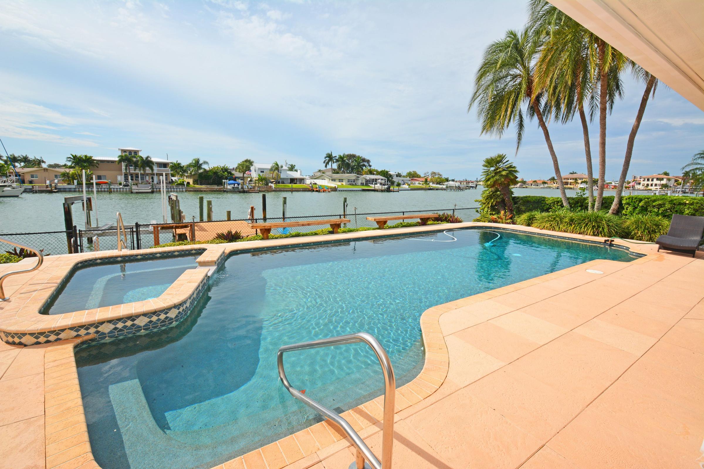 Pet Friendly Beautiful Bayside Home With Pool