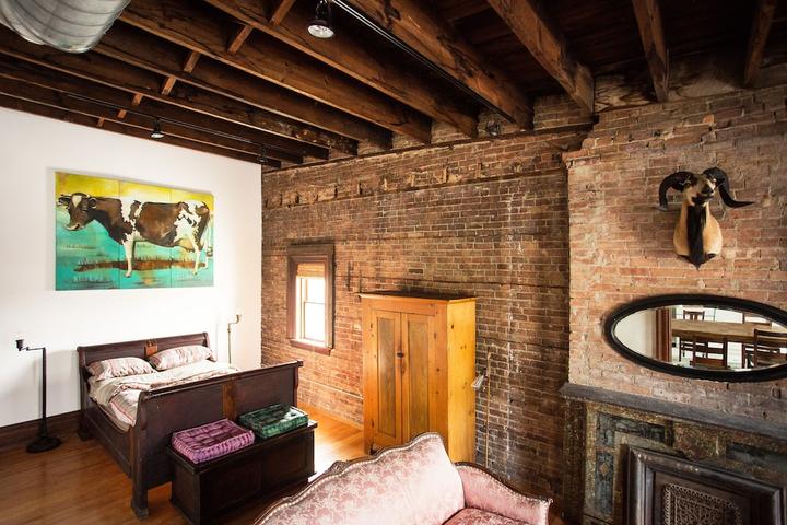 Pet Friendly Fabulous Suite in the Heart of Historic Hudson
