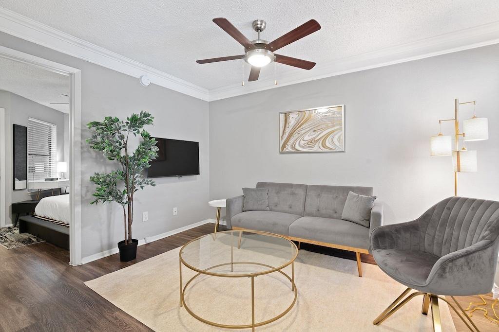 Modern & Cozy Gem Great for LongTerm Stays Pet Policy