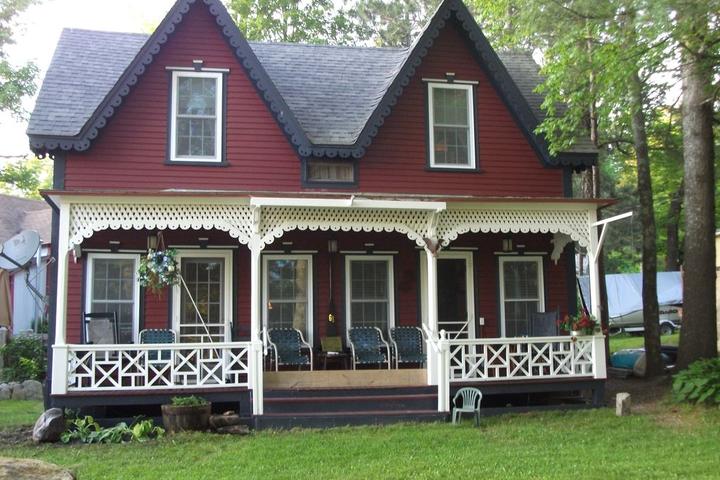 Pet Friendly 4/2 Cottage with Outdoor Space