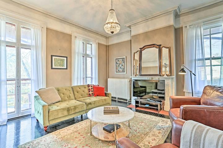 Pet Friendly Centrally Located Apartment in Victorian Mansion