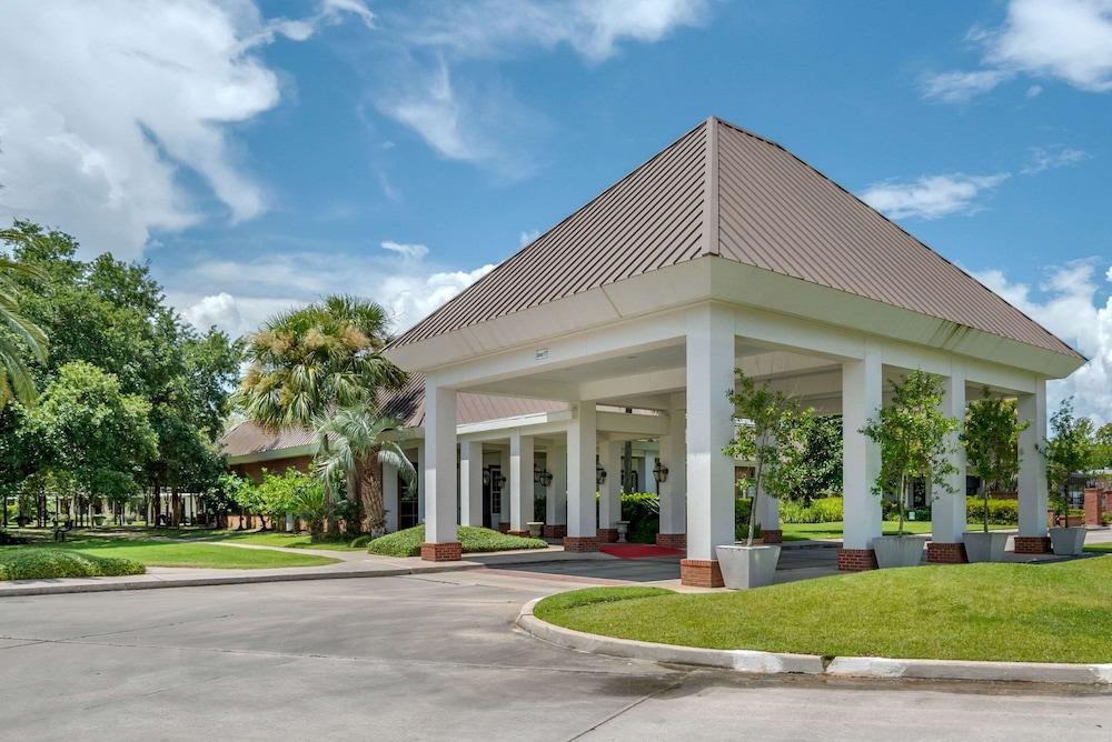 Pet Friendly Clarion Inn Conference Center Gonzales