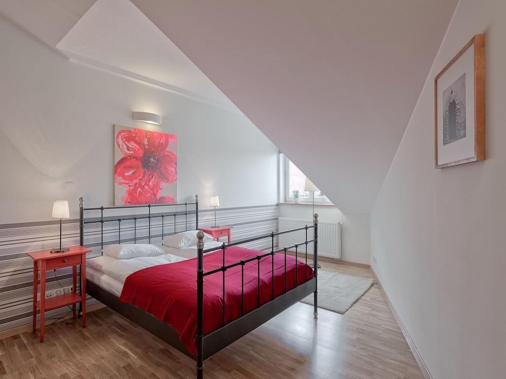 Pet Friendly Beauty Apartment Near Main Square with AC