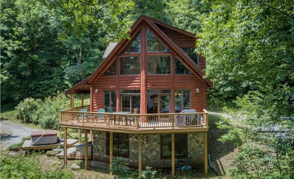 Pet Friendly Rustic Yet Modern Home Close to Hiking Trails