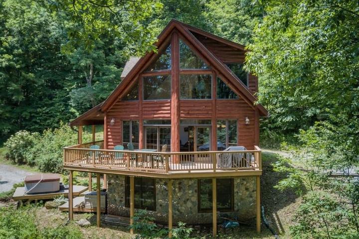 Pet Friendly Rustic Yet Modern Home Close to Hiking Trails
