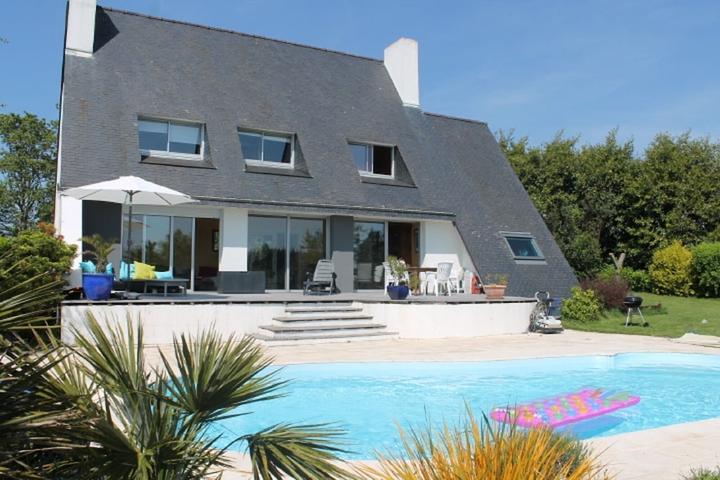 Pet Friendly Detached House with Pool Chauffee