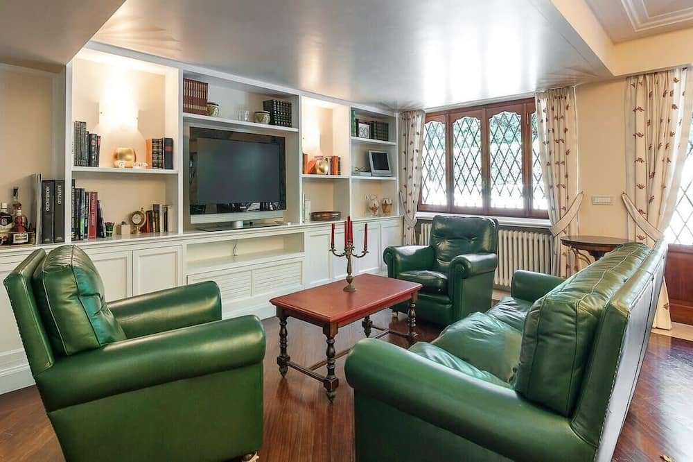 TV, fireplace, DVD player, stereo