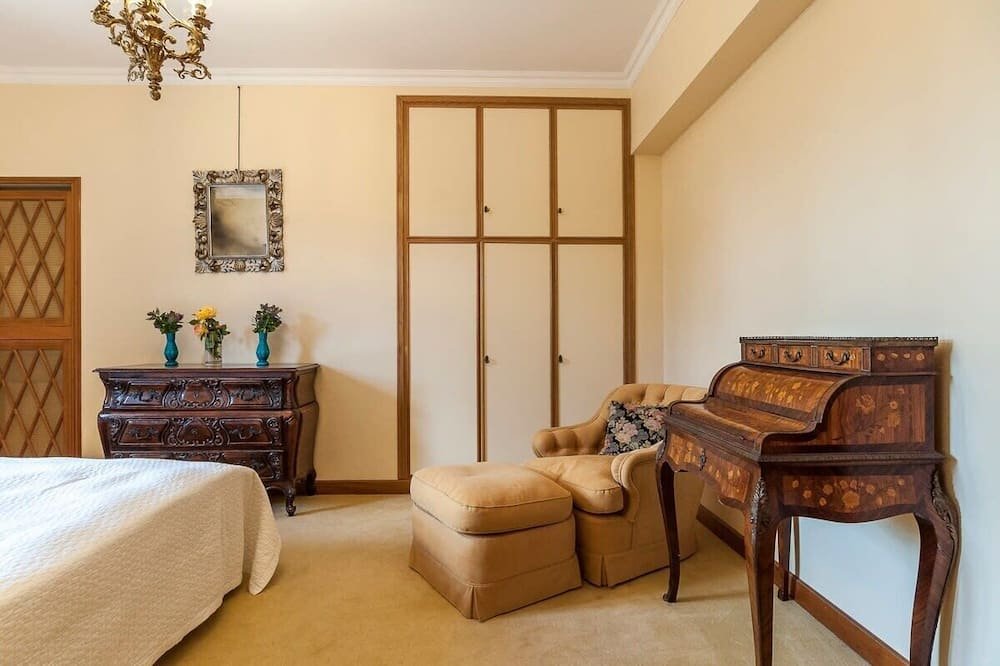 10 bedrooms, desk, iron/ironing board, WiFi