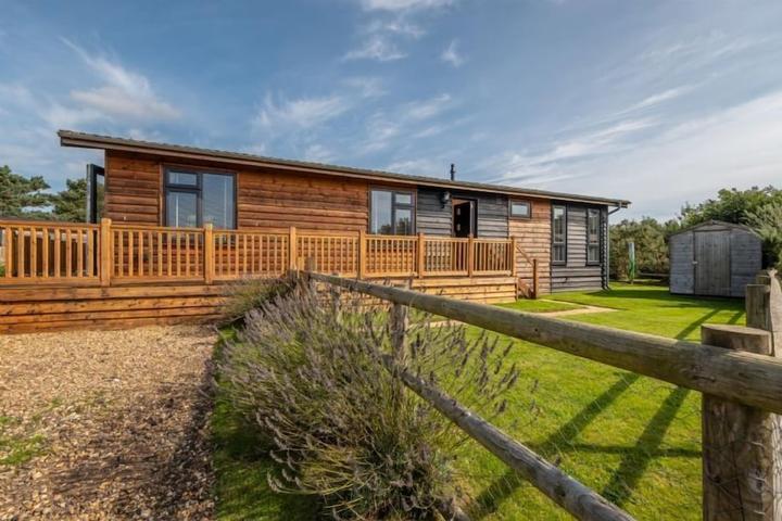 Pet Friendly Suffolk Barn - Well-Presented Holiday Lodge