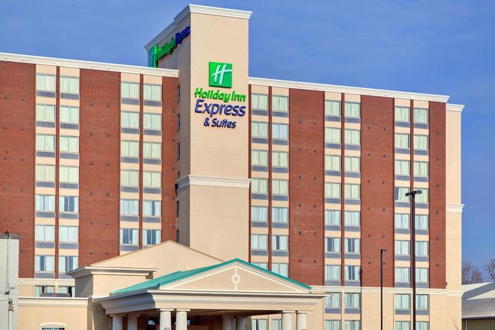 Pet Friendly Holiday Inn Express & Suites Chatham South an IHG Hotel