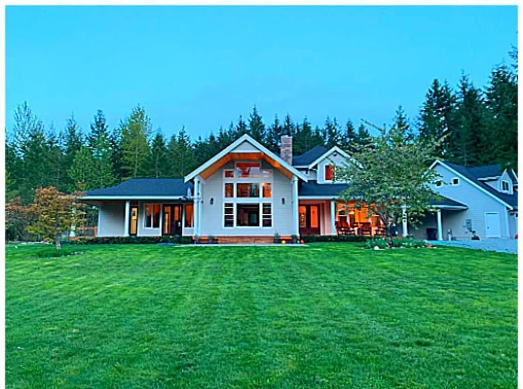 Pet Friendly Nisqually Highland Ranch Close to Mount Rainier
