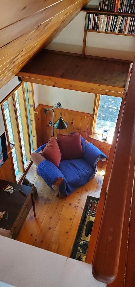 Pet Friendly Cozy Cabin in the Woods with Bunkhouse