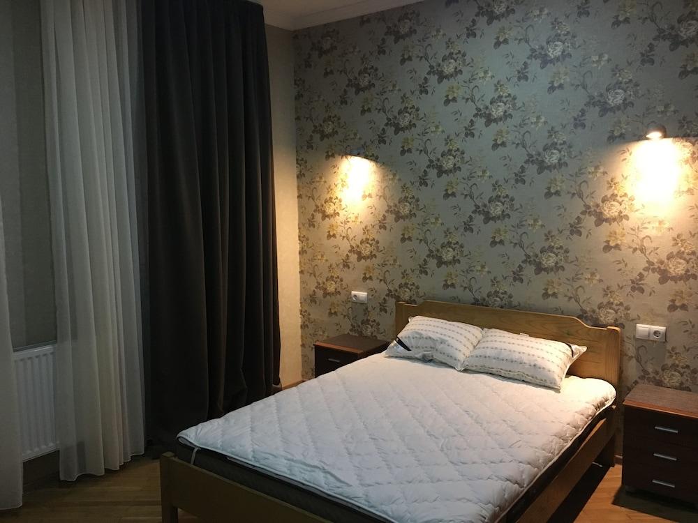 Pet Friendly 4 Room Agmashenebeli