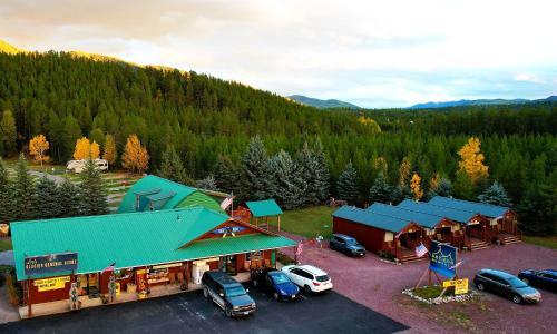 Pet Friendly Sky Eco - Glacier General Store and Cabins
