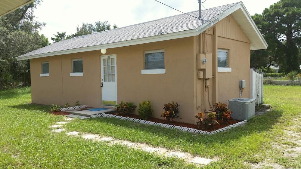 Cottage on Walking Distance to Casey Key Beach Pet Policy