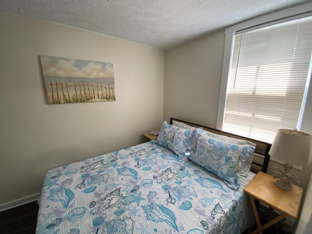 Large 1Bedroom 4 Minute Walk to the Beach Pet Policy