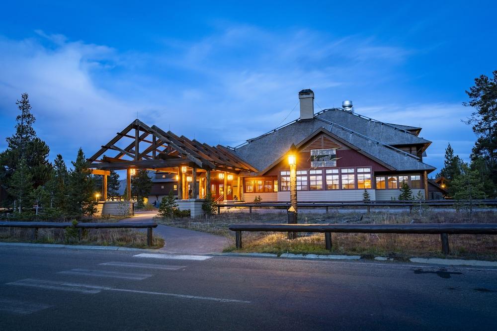 A Cozy Stay: Yellowstone's Old Faithful Snow Lodge & Cabins