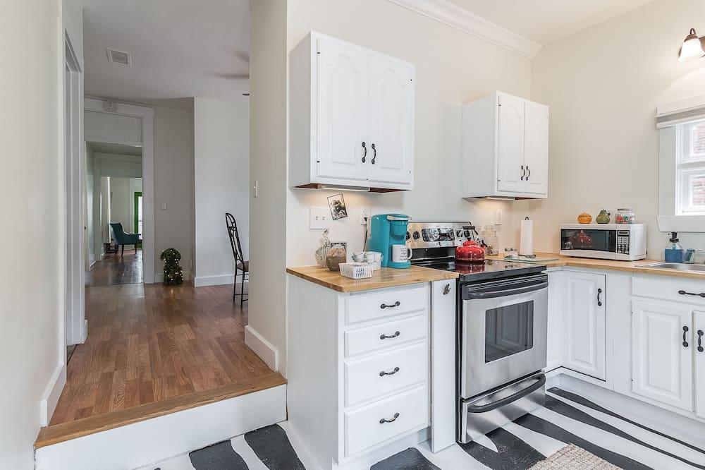 Pet Friendly Charming Shotgun Nestled in Historic Mansion Row