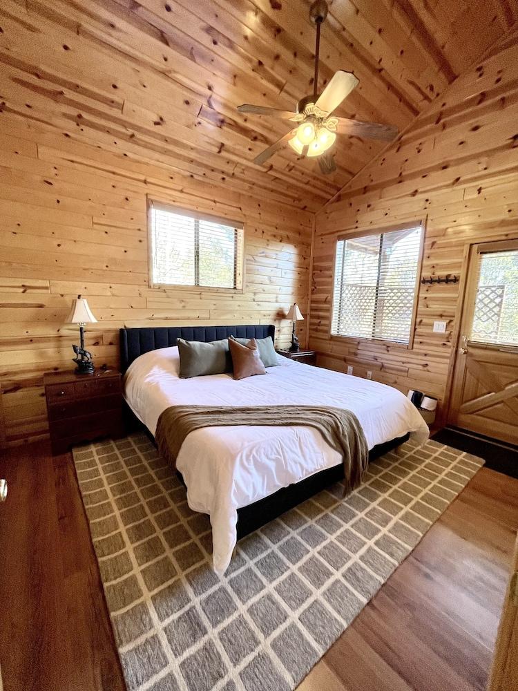 Pet Friendly Cozy Cabin for 2 with Private Hot Tub