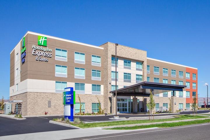 Pet Friendly Holiday Inn Express and Suites Union Gap- Yakima Area