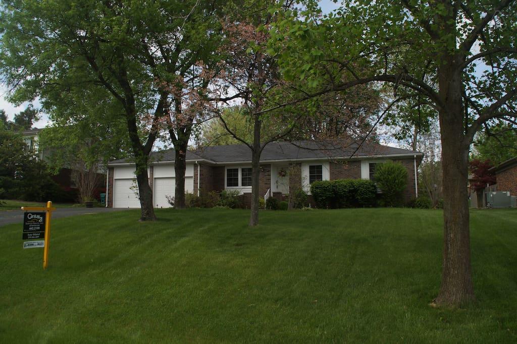 Mayfield Airbnb Rentals Pet Policy